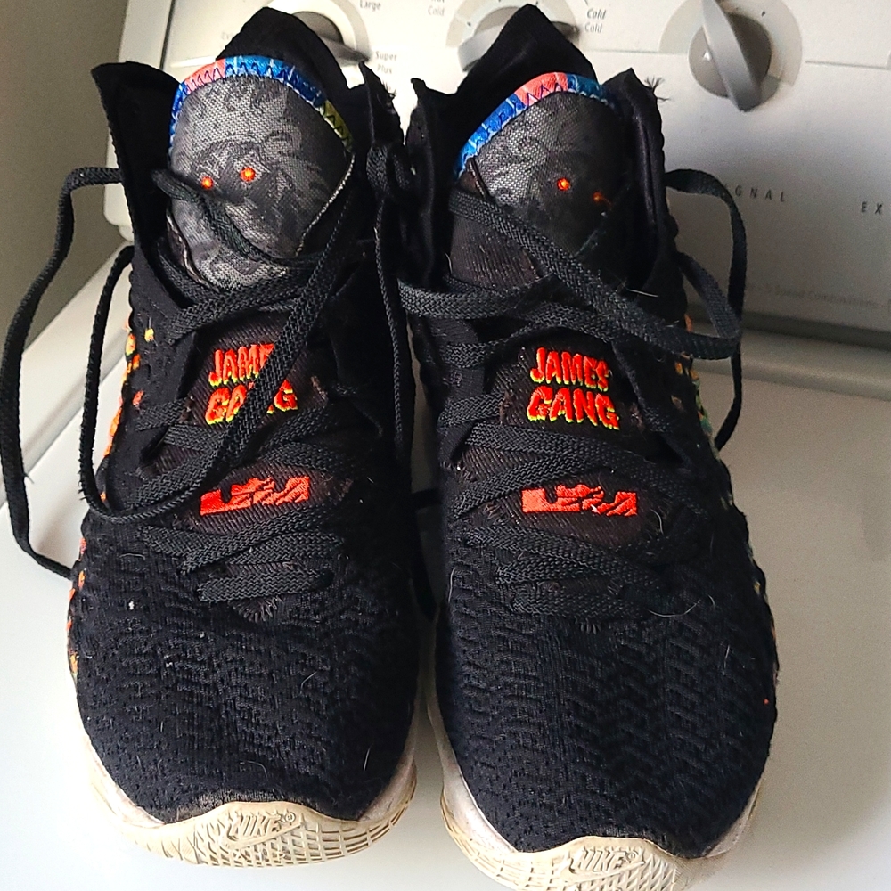 Men's basketball shoes